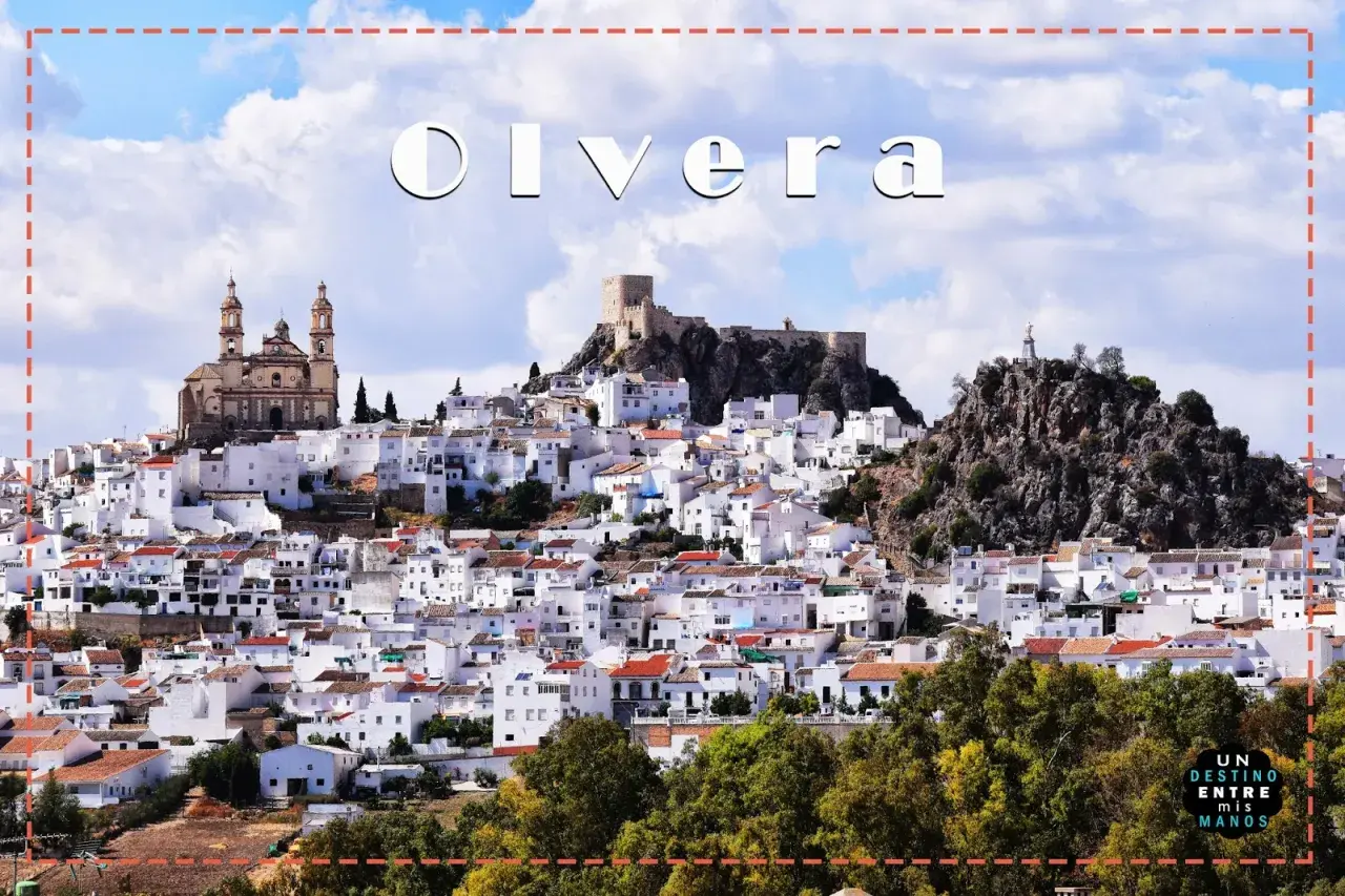 Descubre qué ver en Olvera: un pueblo blanco andaluz coronado por un castillo y una iglesia, con casas apiñadas en la ladera.