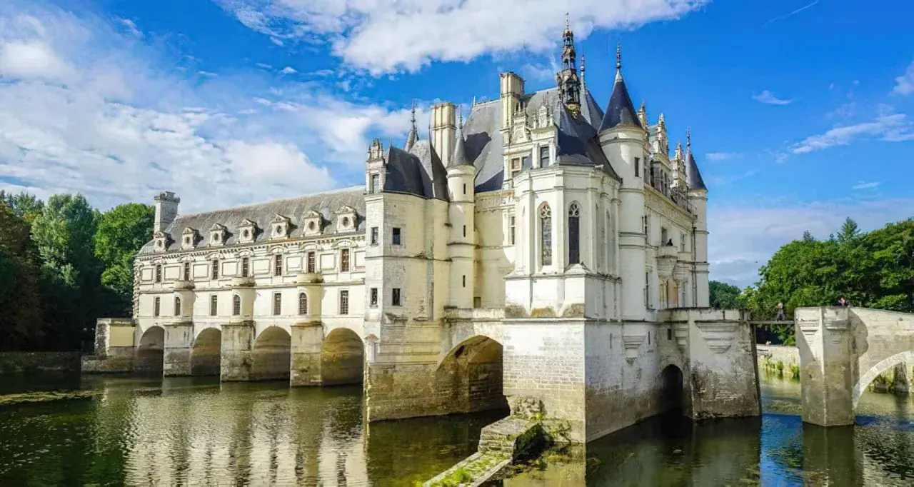 Castillo sobre el río, parte de la ruta de los castillos Francia. Arquitectura renacentista con torres y tejados puntiagudos.