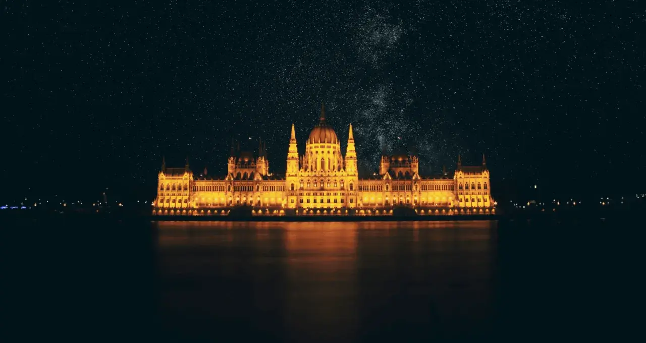 El Parlamento de Budapest iluminado bajo un cielo estrellado. ¡Qué maravilla! Y sí, se puede pagar en euros en Budapest.