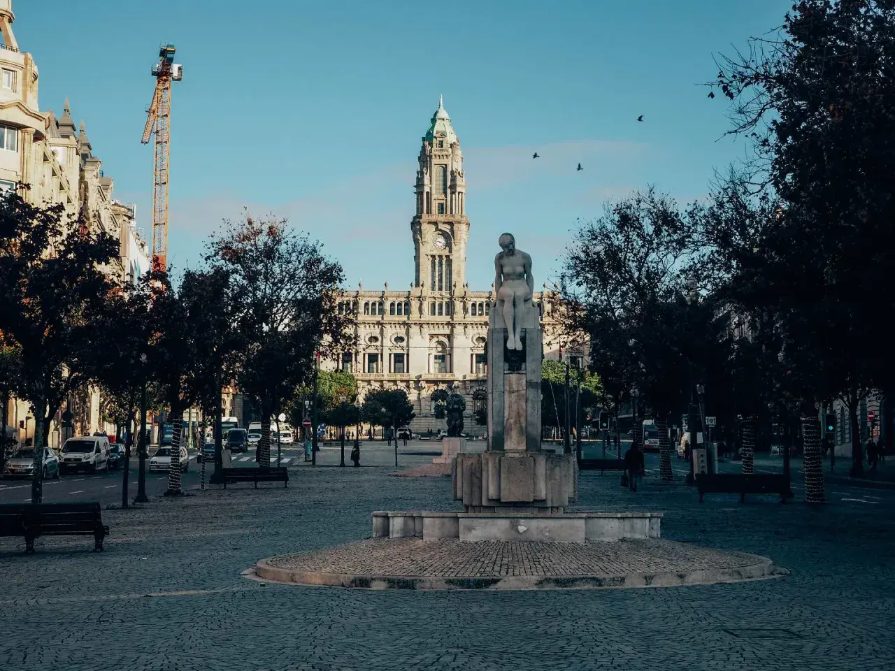 Plaza de la Libertad en Oporto, con el Ayuntamiento al fondo y una estatua. Ideal para un free tour Oporto.