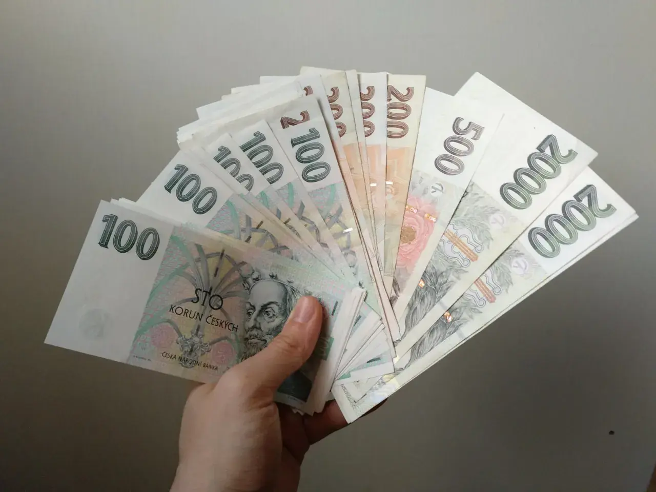 Un abanico de billetes checoslovacos, que moneda se usa en Praga, con valores de 100, 200, 500 y 2000.