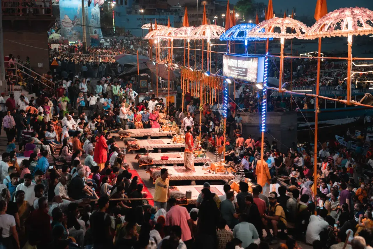 Multitud reunida en Varanasi para un ritual. Una experiencia inolvidable al viajar a la India.
