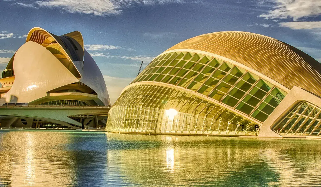 Impresionantes edificios futuristas reflejados en el agua, parte de la Ciudad de las Artes y las Ciencias. ¡Un lugar clave que ver en Valencia!