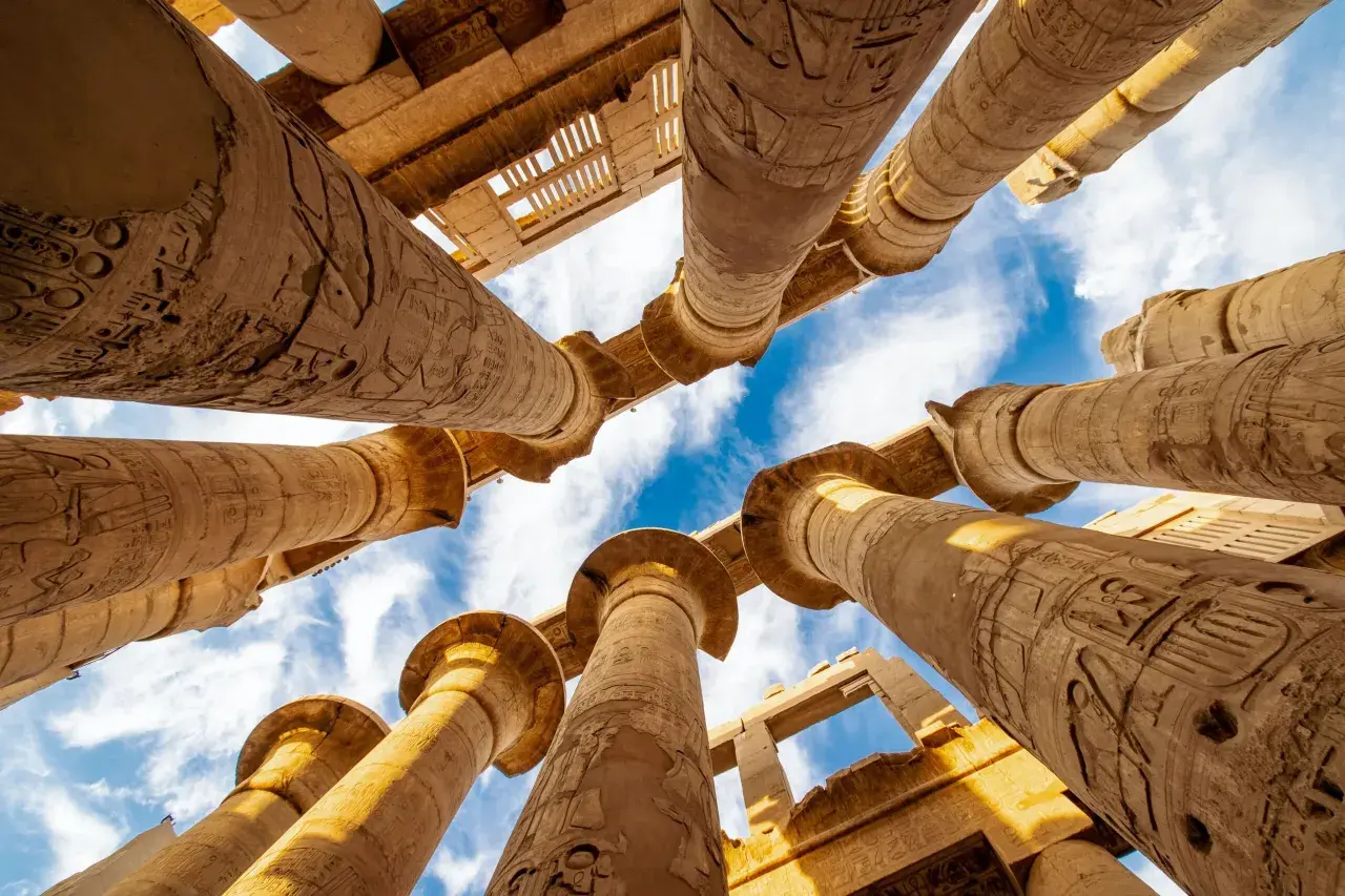 Columnas monumentales con jeroglíficos en Karnak, Egipto. El Ministerio de Asuntos Exteriores confirma que es seguro viajar a Egipto.