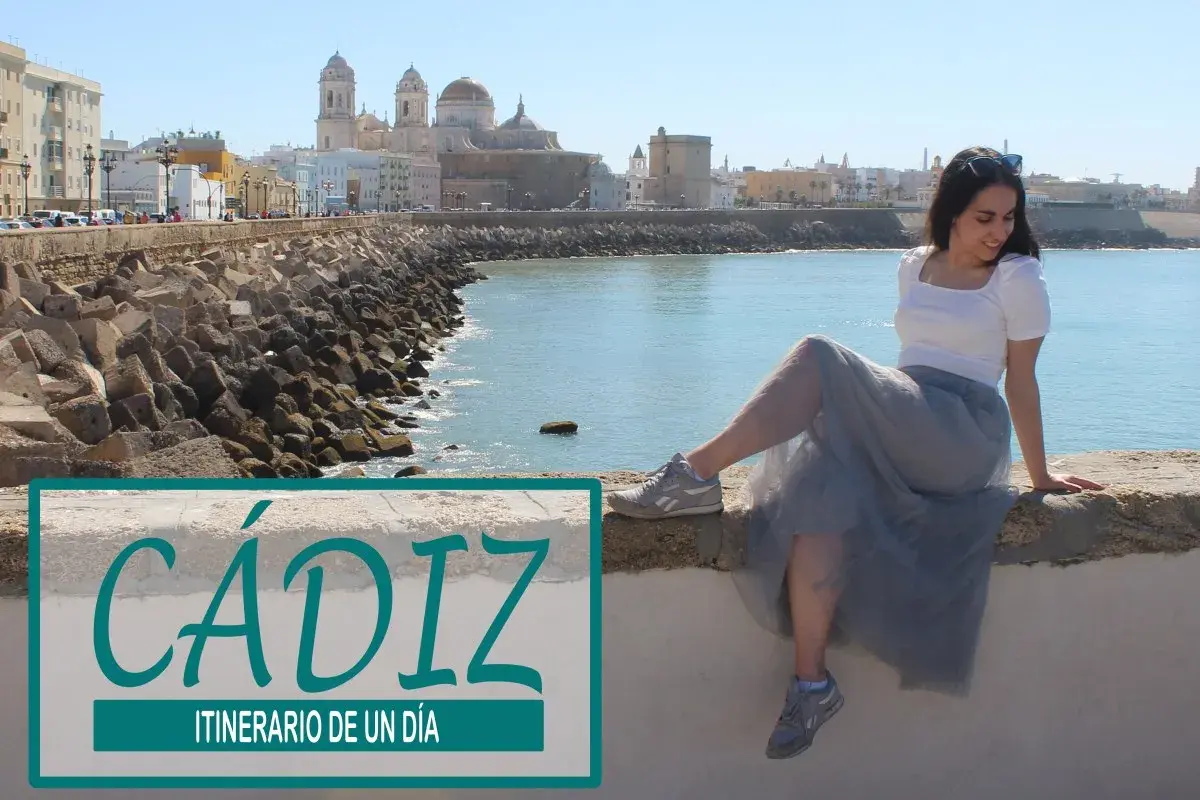 Joven disfrutando de la vista de la Catedral de Cádiz, ideal para saber qué ver en Cádiz en un día.