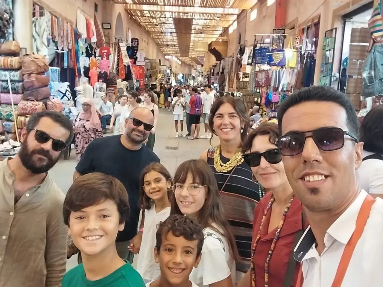 Familia disfrutando de un día de compras en un zoco, una experiencia inolvidable de Marrakech en 3 días.