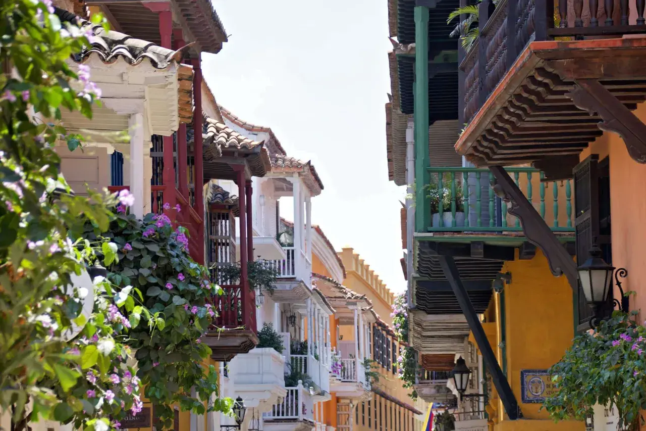 Balcones floridos y arquitectura colonial en Cartagena. Un destino donde es seguro viajar a Colombia y disfrutar de su encanto.