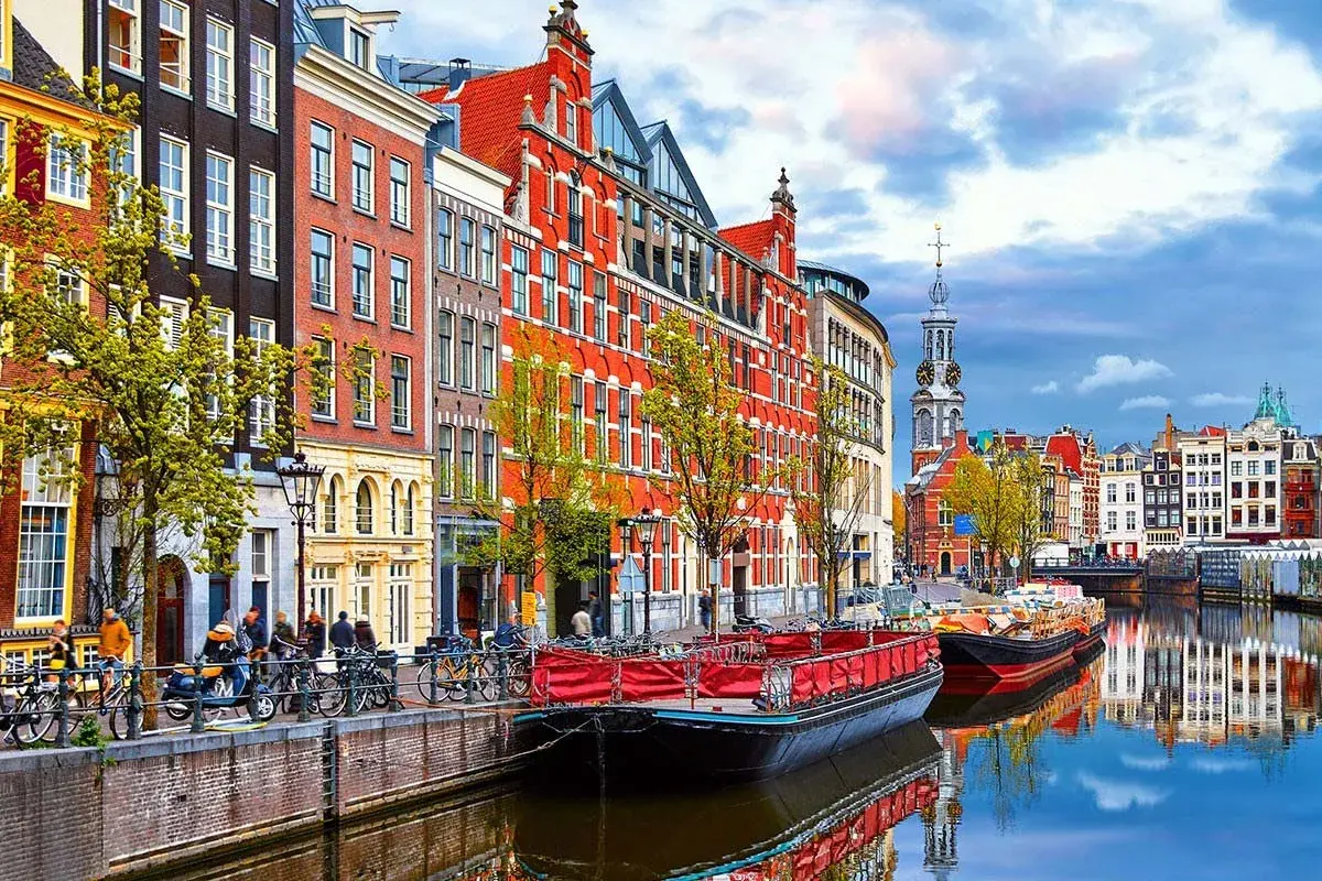 Canales de Ámsterdam, casas estrechas y barcos. Ideal para saber qué ver en Ámsterdam en 2 días.