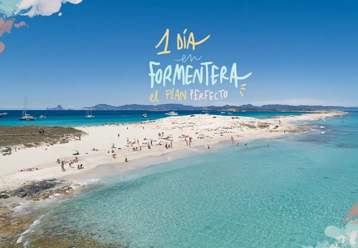 Playa paradisíaca con aguas turquesas y arena blanca. Gente disfrutando del sol. Ideal para saber qué ver en Formentera en un día.