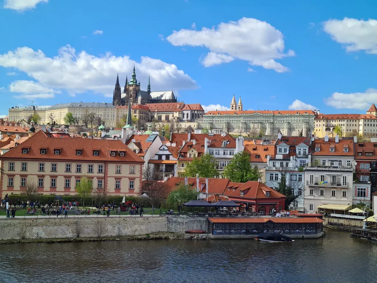 Vista panorámica de Praga con el castillo al fondo. Ideal para saber qué ver en Praga en 2 días.