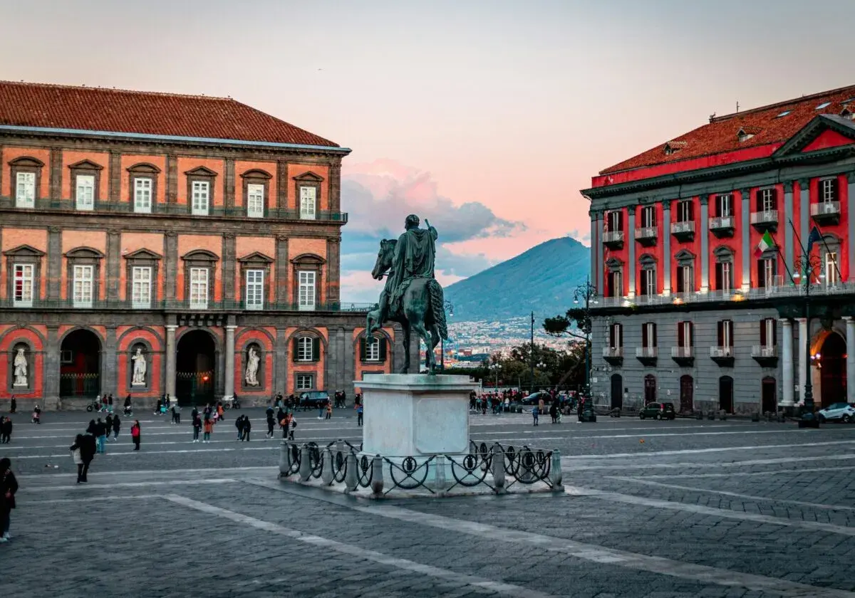 Plaza del Plebiscito en Nápoles, ideal para tu itinerario de qué ver en Nápoles en 3 días. El Vesubio al fondo.