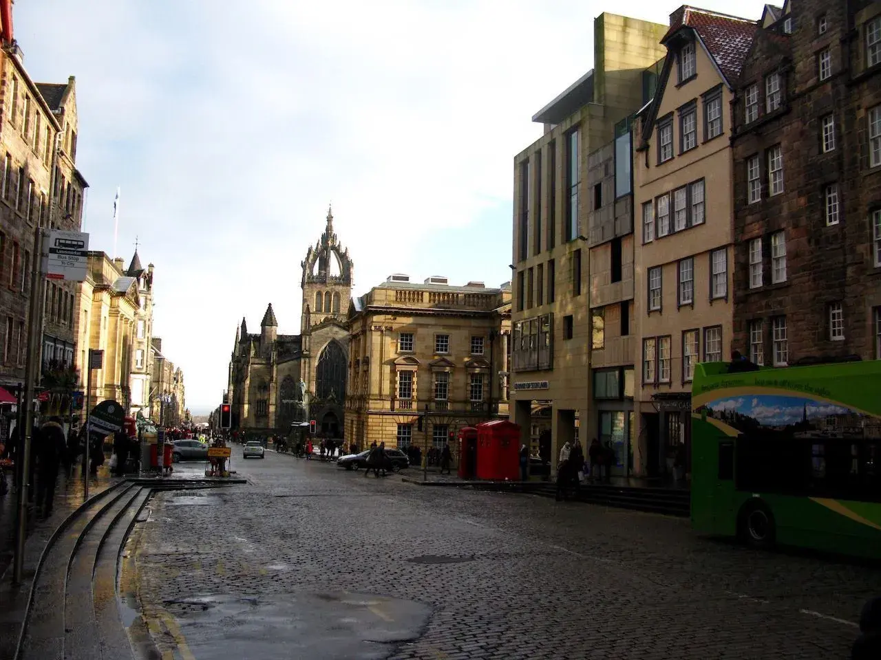 Calle adoquinada con edificios históricos y una iglesia gótica. Ideal para saber qué ver en Edimburgo en 2 días.