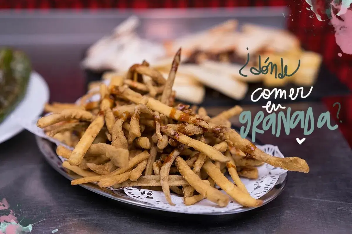 Tapa de berenjenas fritas con miel de caña, ideal para disfrutar de los restaurantes Granada mejor calidad-precio.