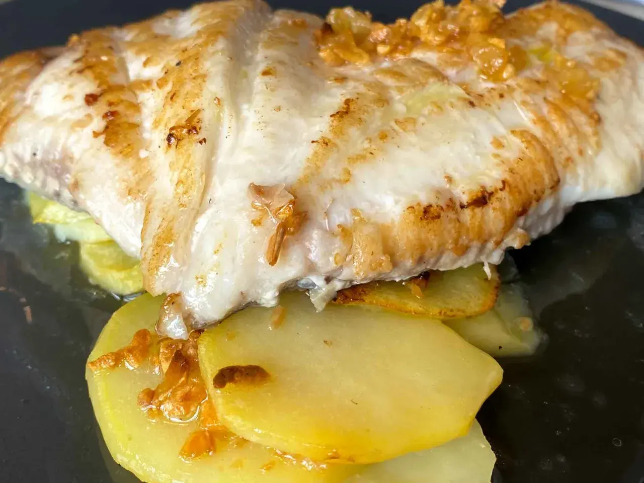 Pescado blanco a la plancha con patatas y ajo. Una opción deliciosa para saber donde comer en Lastres.