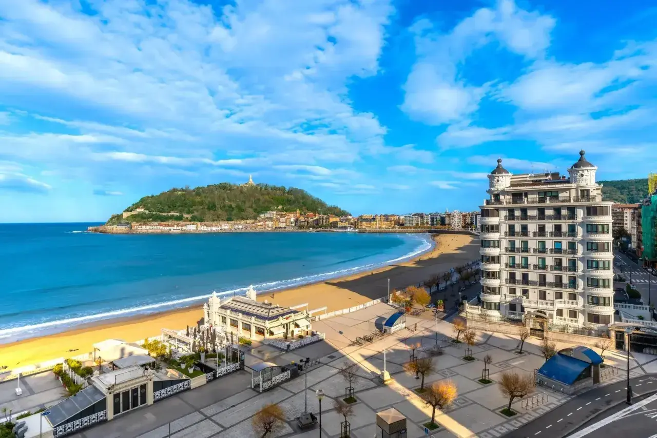 Vista panorámica de la bahía de la Concha en San Sebastián, ideal para un free tour San Sebastian.