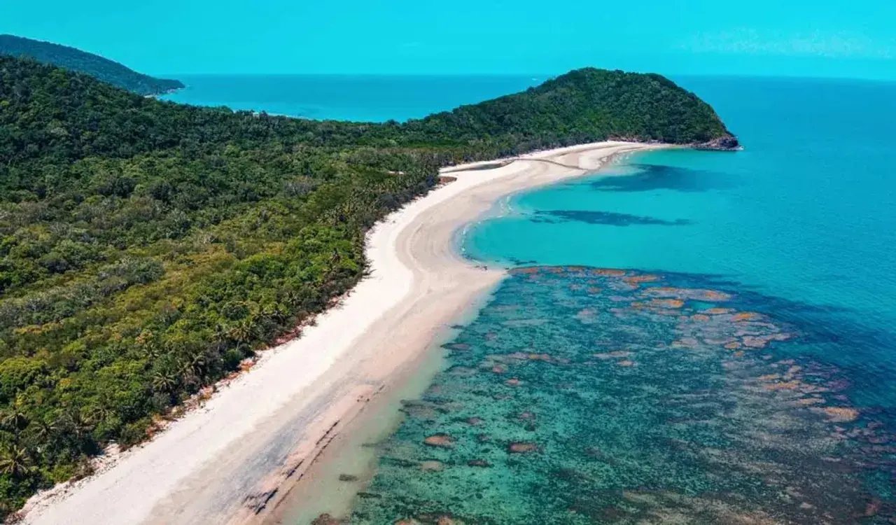 Costa tropical con selva exuberante y arrecifes de coral. Un paraíso para descubrir qué ver en Australia.