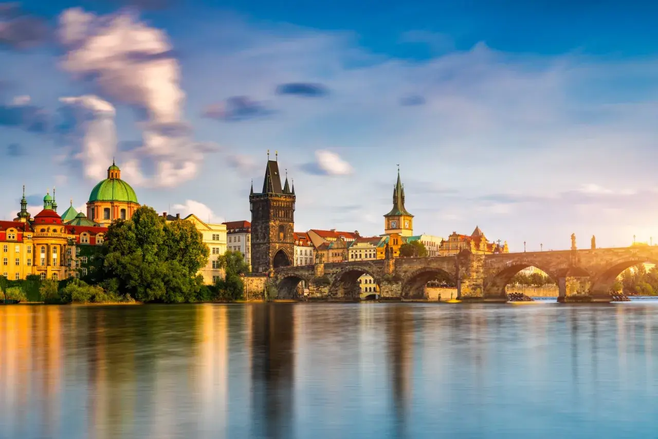 El Puente de Carlos y la arquitectura histórica de Praga reflejados en el río Moldava. Un plan perfecto para disfrutar de Praga en 3 días.