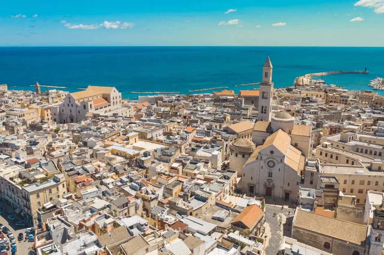 Vista aérea de Bari, Italia, con su impresionante catedral y el mar Adriático. ¡Qué maravilla de bari que ver!