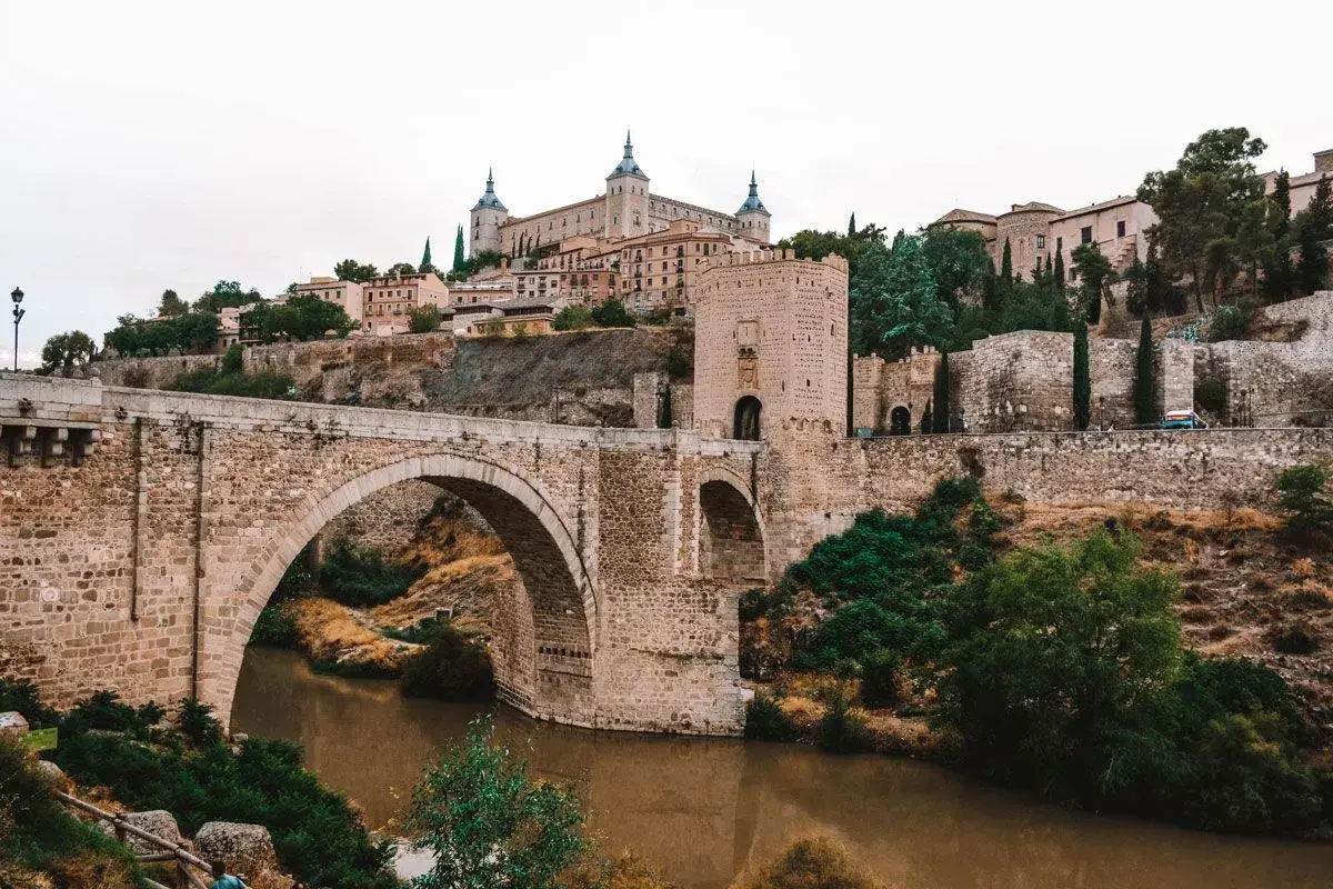 Puente de San Martín y Alcázar, vistas icónicas para saber qué ver en Toledo en un día.