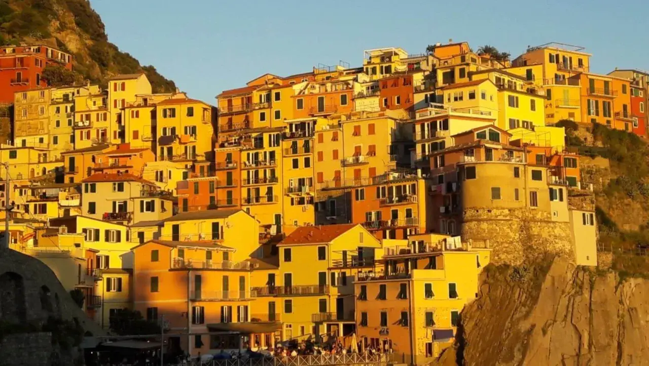 Casas coloridas se aferran a un acantilado, un hermoso ejemplo de los monumentos de Italia bañados por el sol.