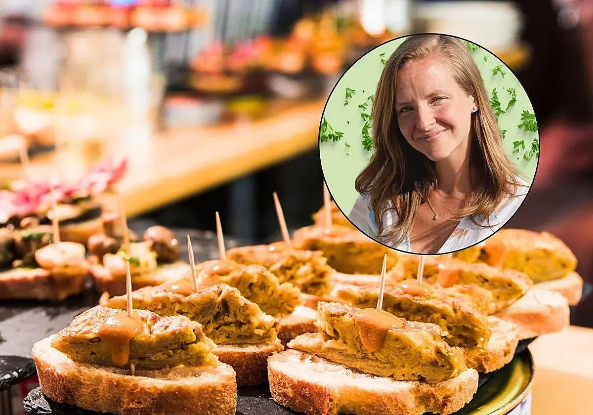 Una mujer sonríe mientras disfruta de deliciosos pintxos, una experiencia culinaria para comer en San Sebastián.