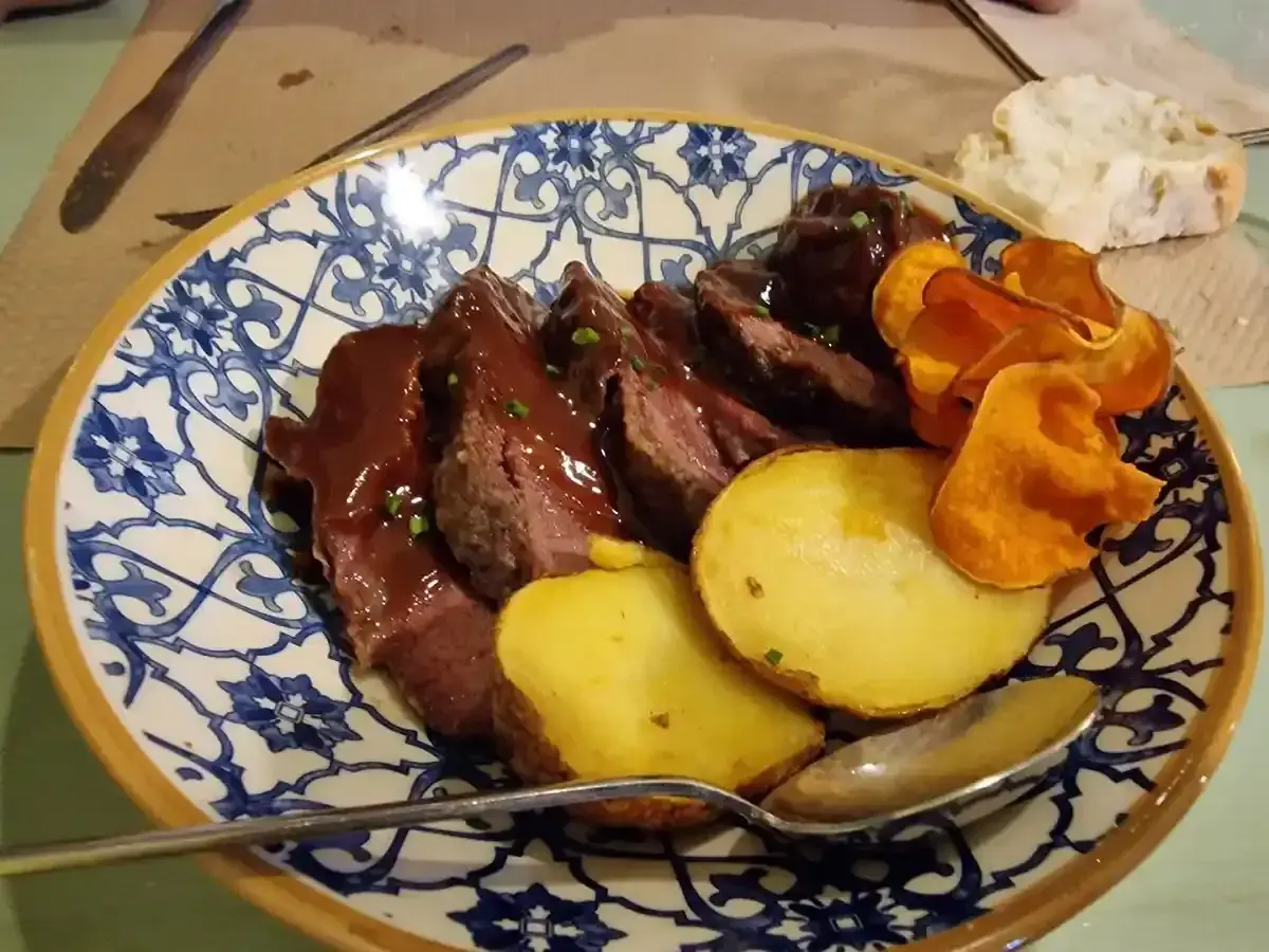 Delicioso solomillo con patatas y chips de boniato. ¡Una gran opción para saber donde comer en Albarracín!