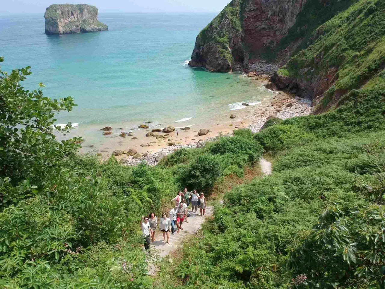 Un grupo de amigos explora una ruta costera, un plan perfecto para saber qué ver en Asturias en una semana.