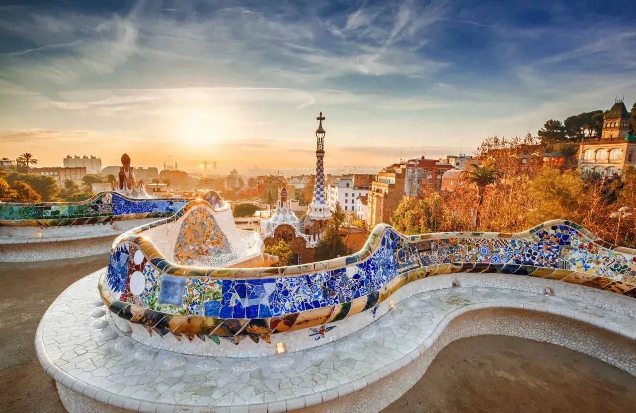Bancos de mosaico coloridos en el Parque Güell, ideal para planificar qué ver en Barcelona en 3 días.