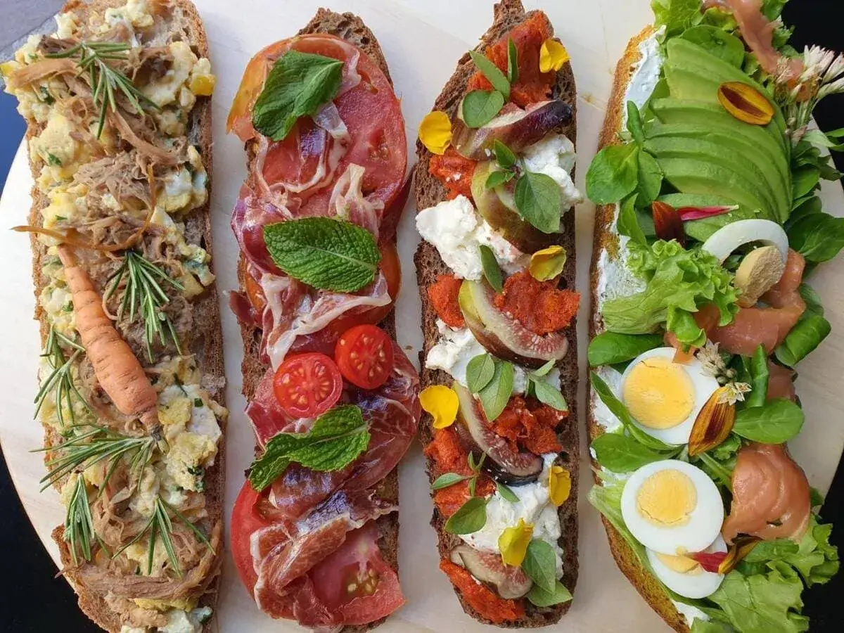 Cuatro tostadas gourmet: pulled pork, jamón serrano, higos y aguacate. ¡Ideas para comer en Santa Cruz de Tenerife!