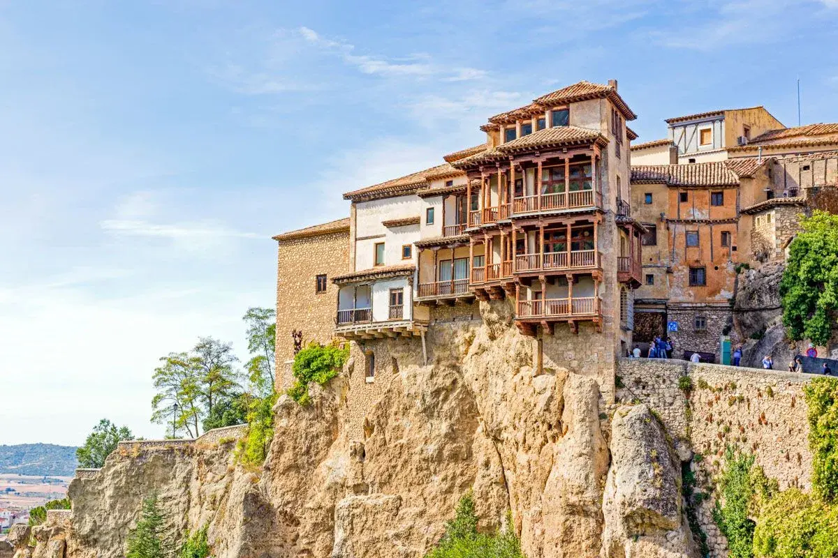 Casas Colgadas de Cuenca, un espectáculo para un free tour Cuenca. Edificios suspendidos sobre un precipicio rocoso.