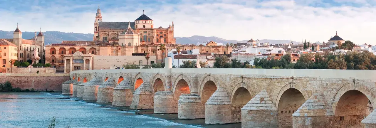 Puente Romano y Mezquita-Catedral de Córdoba al atardecer. Un lugar perfecto para un free tour Córdoba.