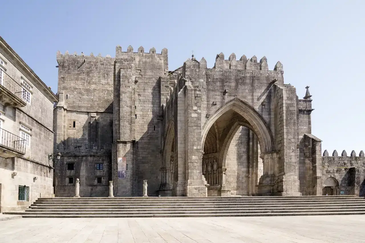 Impresionante fachada de piedra de la Catedral de Tui, con sus arcos góticos y escalinata. Un lugar imprescindible que ver en Tui.