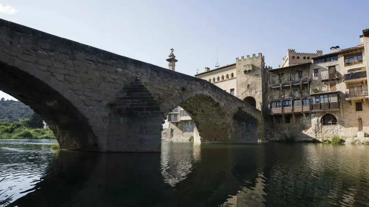 Puente medieval y casas colgantes sobre el río, un lugar imprescindible que ver en Valderrobres.
