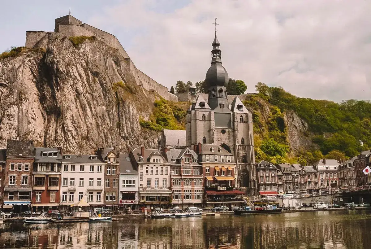 Un pueblo pintoresco con una fortaleza en la roca, una iglesia imponente y casas coloridas a orillas del r&iacute;o. Un lugar que ver en B&eacute;lgica.