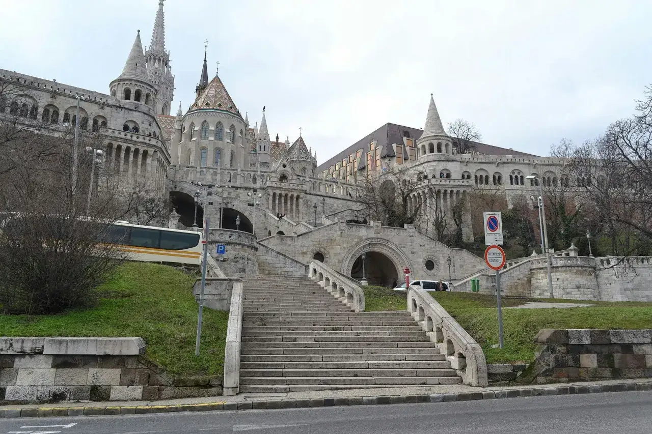 Escaleras de piedra que llevan al Bastión de los Pescadores en Budapest, ideal para tours gratuitos.