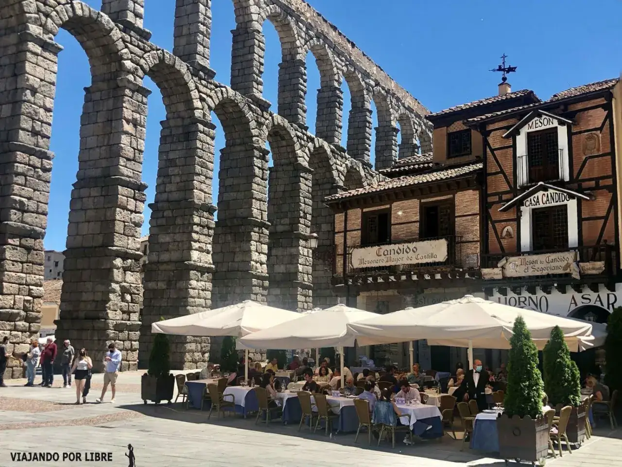 Terraza de restaurante junto al Acueducto de Segovia. Ideal para saber donde comer en Segovia bien y barato.