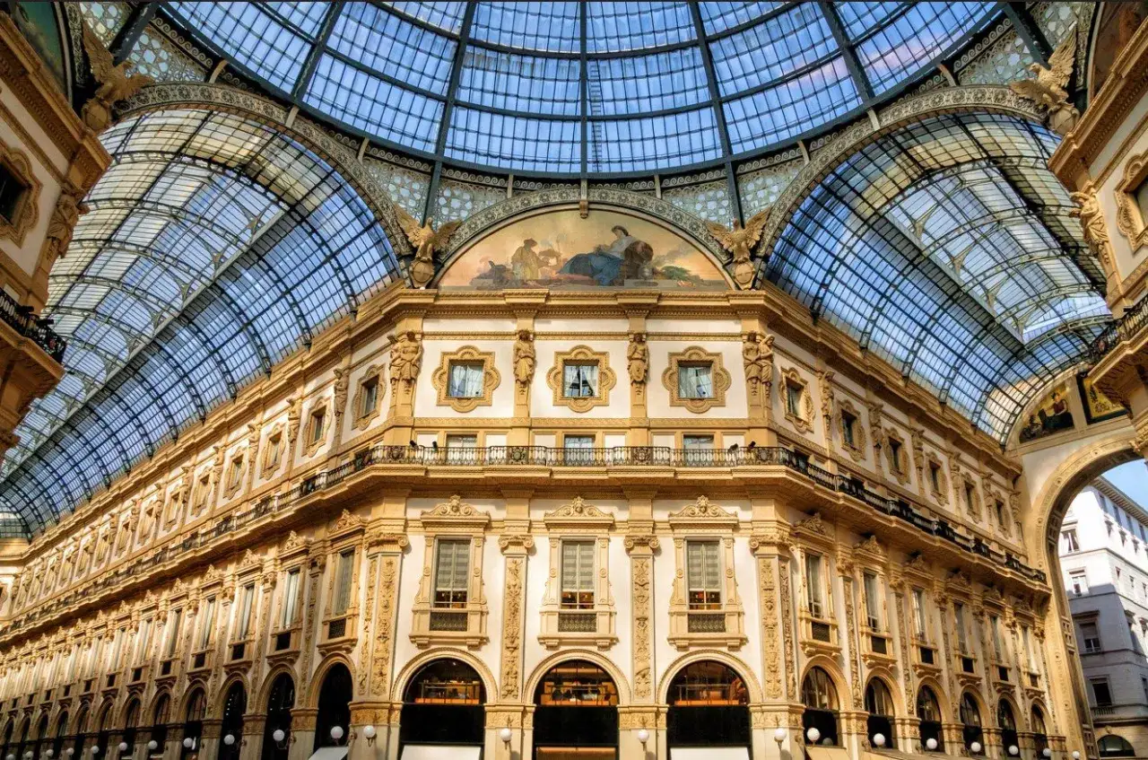 La Galleria Vittorio Emanuele II, un lugar perfecto para un free tour Milan, deslumbra con su arquitectura y cúpula de cristal.