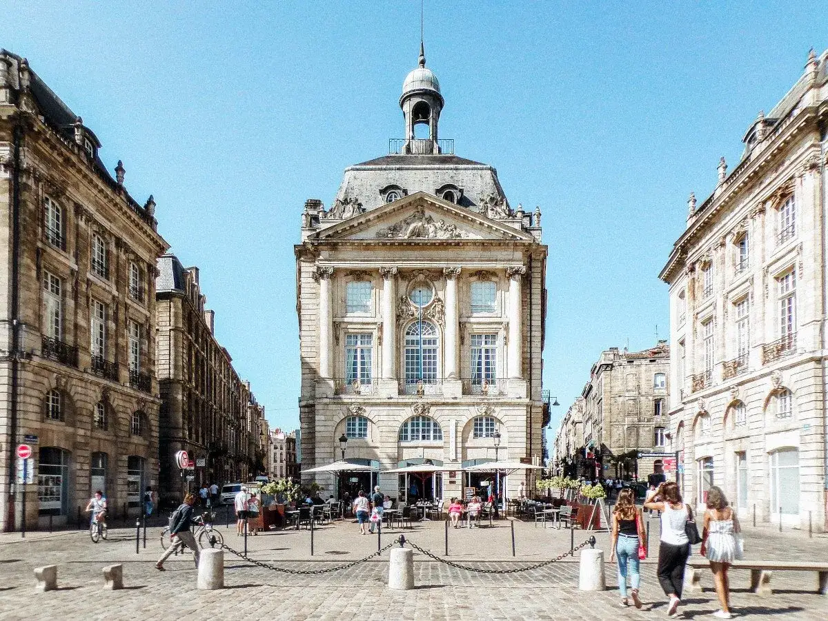 Plaza con edificios históricos y gente paseando, ideal para un free tour Burdeos.