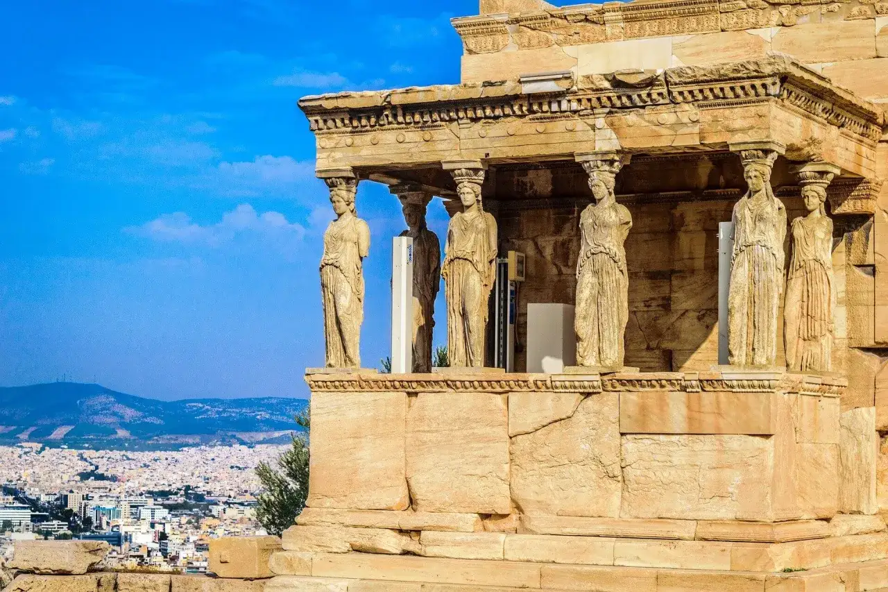 Las Cari&aacute;tides del Erectei&oacute;n, un tesoro que ver en Grecia en una semana, vigilan Atenas.
