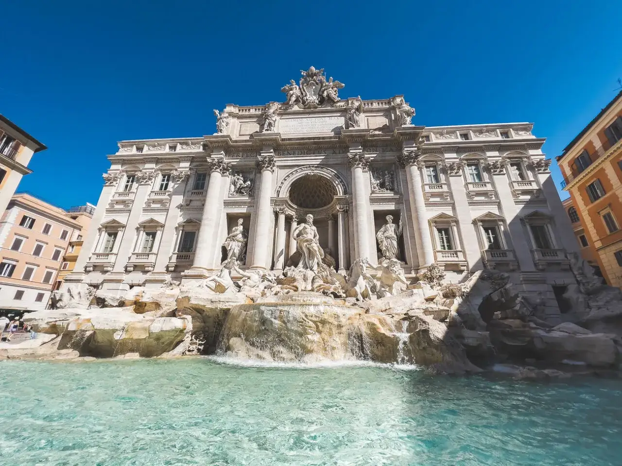 Fontana di Trevi, un imprescindible que ver en Roma en 3 d&iacute;as. El agua turquesa y las esculturas de m&aacute;rmol te dejar&aacute;n sin aliento.