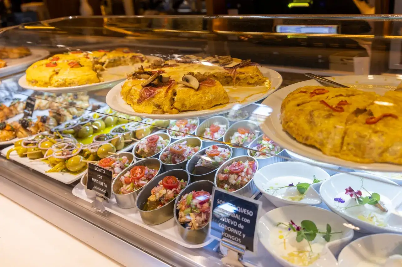 Variedad de pinchos y tortillas, ideales para encontrar sitios para comer en Bilbao baratos.