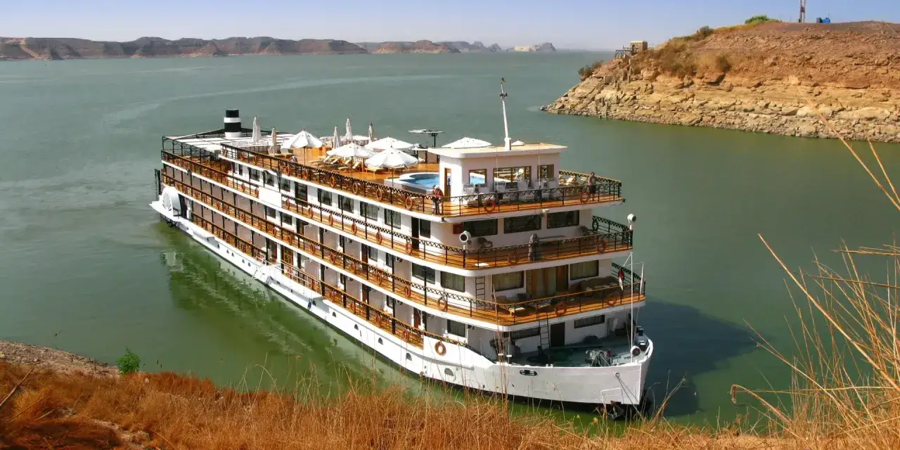 Crucero de lujo en el Nilo, ideal para viajar a Egipto y disfrutar de sus maravillas.