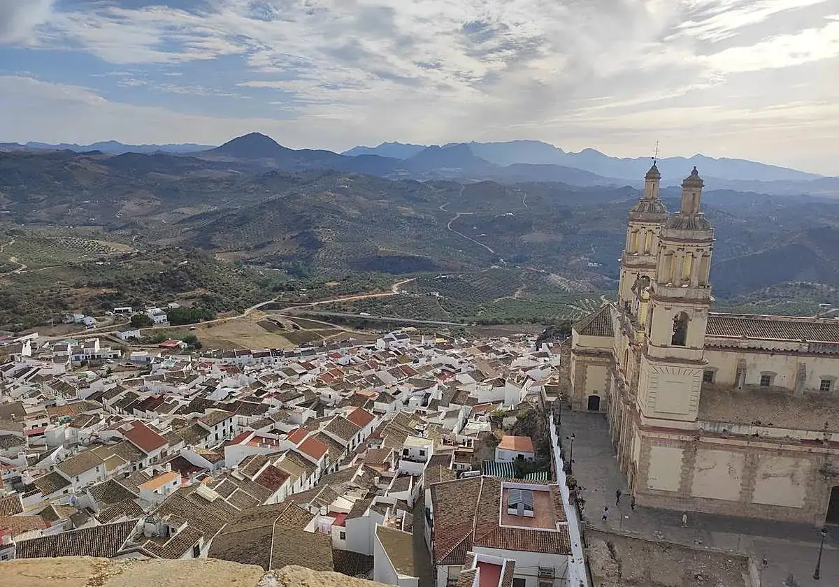 Vista panorámica de Olvera, con su iglesia y casas blancas extendiéndose hasta las colinas. ¡Un lugar imprescindible que ver en Olvera!