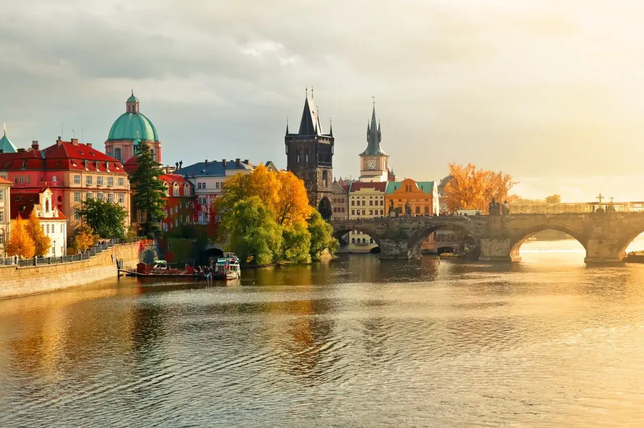 El Puente de Carlos y la arquitectura de Praga al atardecer. ¡Una vista imprescindible que ver en Praga en 2 días!