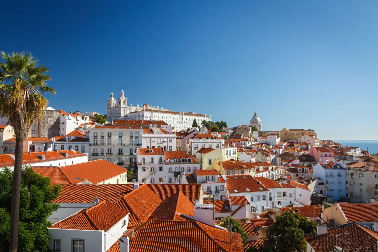 Vista panorámica de Lisboa con tejados naranjas y edificios blancos. Un plan perfecto para saber qué ver en Lisboa en 4 días.