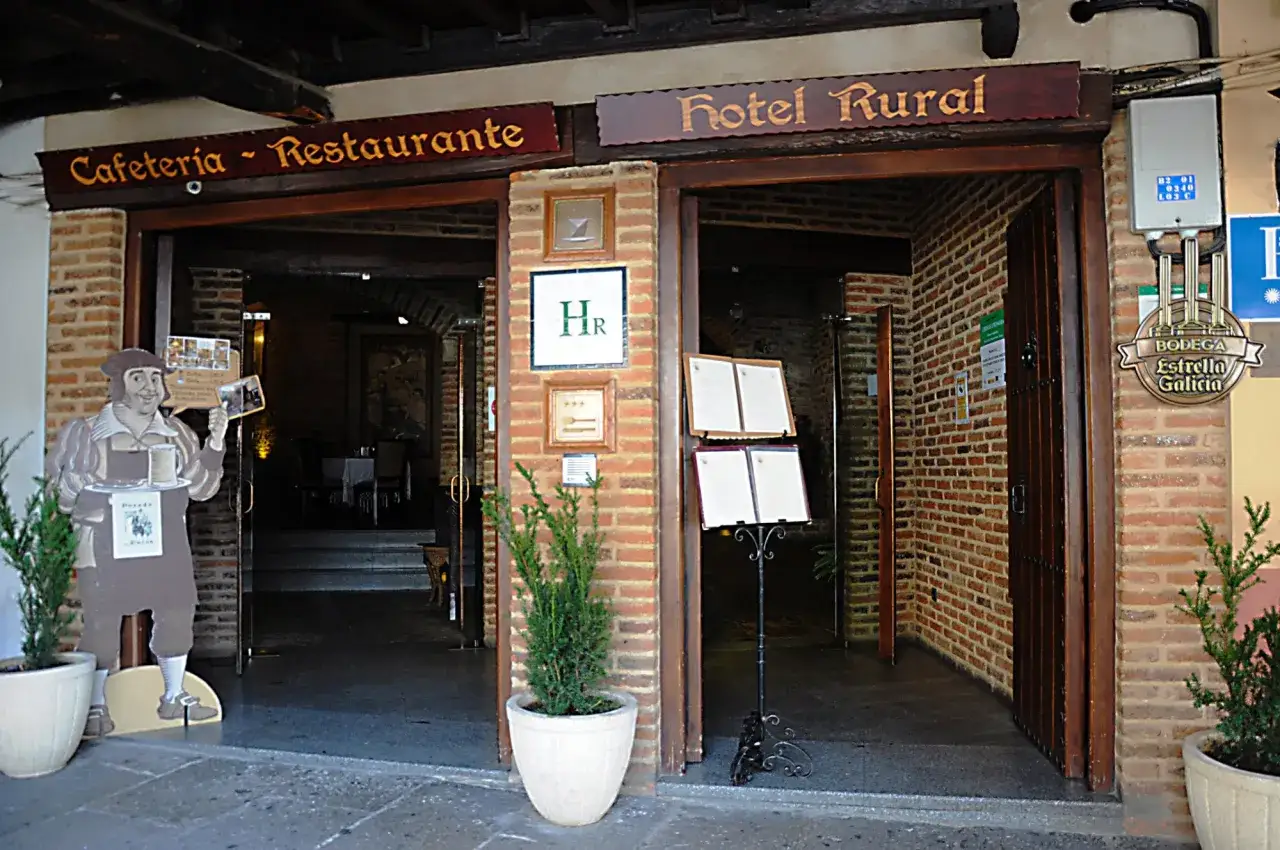 ¿Dónde comer en Guadalupe? Hotel Rural con cafetería-restaurante. Un cartel de camarero invita a entrar.