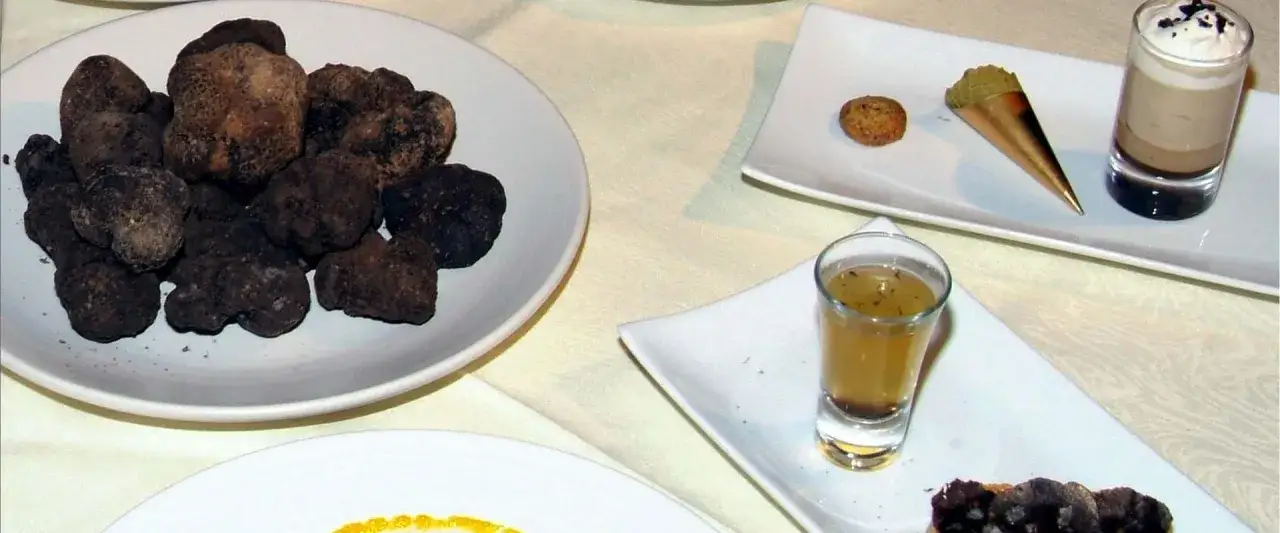 Platos gourmet con trufas y degustaciones. Si buscas donde comer en Morella, esta es una excelente opción para probar sabores únicos.