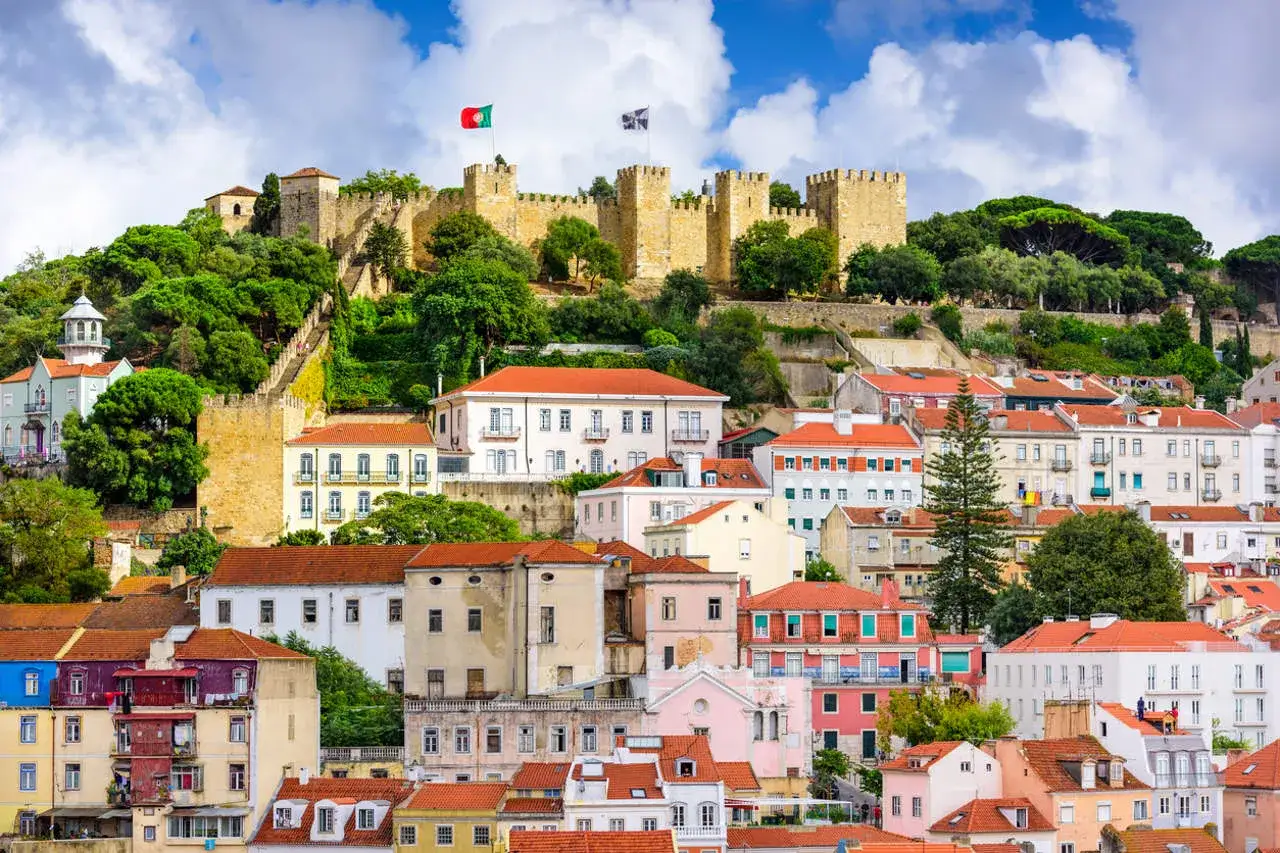 Castillo de San Jorge sobre Lisboa. &iexcl;Ideal para saber qu&eacute; ver en Lisboa en 2 d&iacute;as!