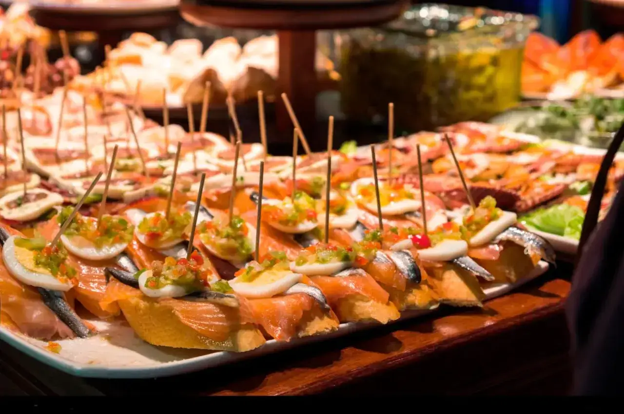 Deliciosos pintxos de salmón, huevo y anchoas, perfectos para comer en San Sebastián.