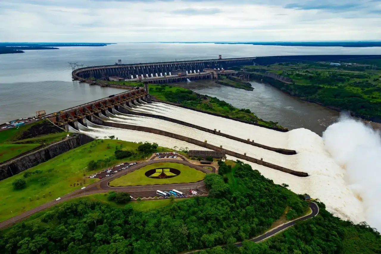 Impresionante represa binacional, un imperdible que ver en Paraguay. Cascadas de agua y un paisaje verde exuberante.